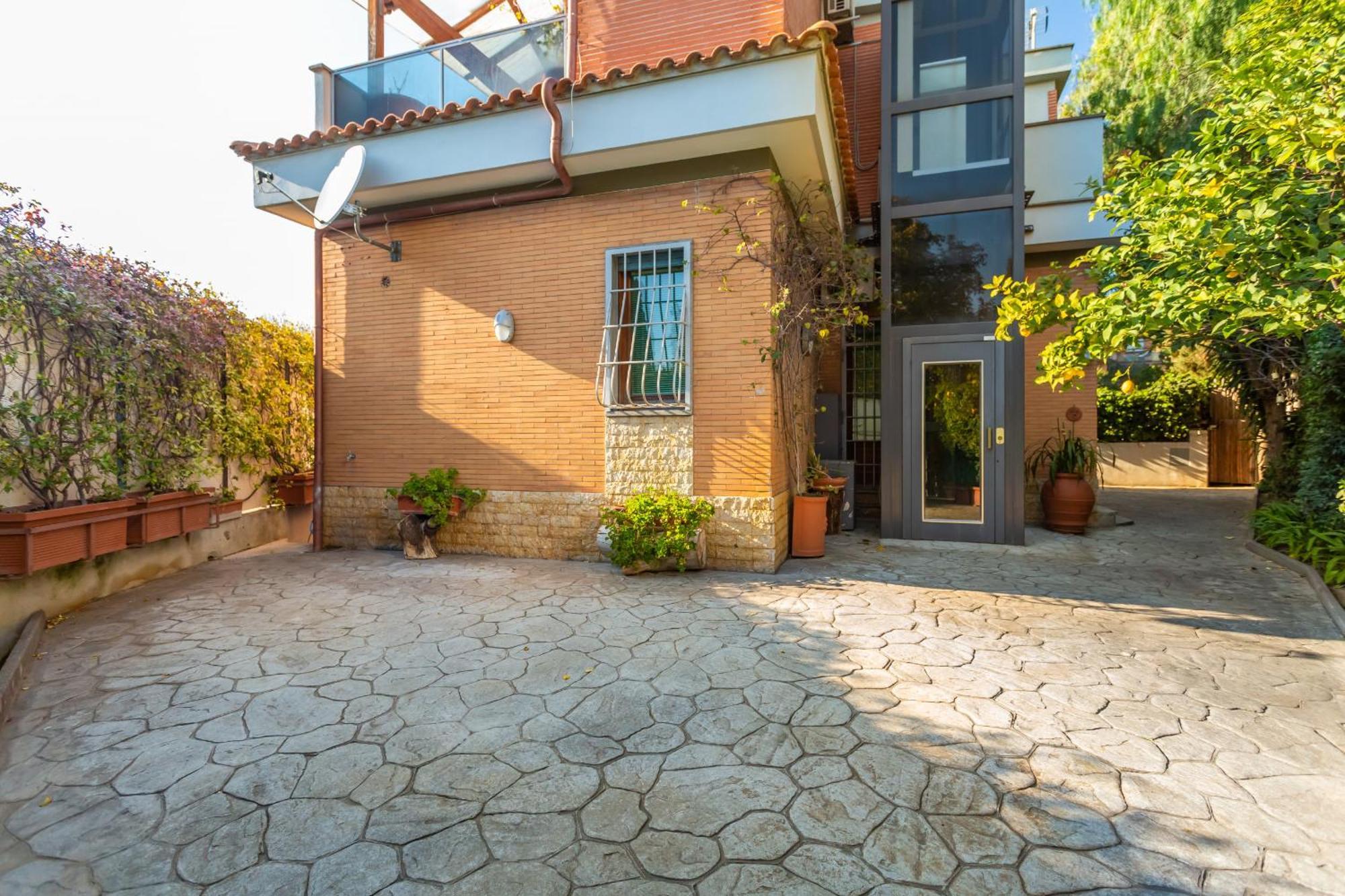 Spacious 4 Bdr With Parking Apartment *