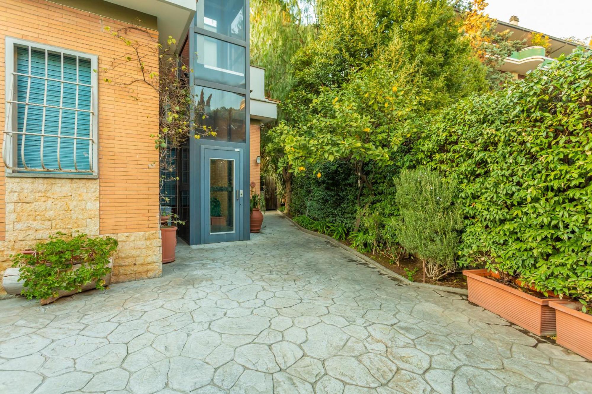 Apartment Spacious 4 Bdr With Parking *