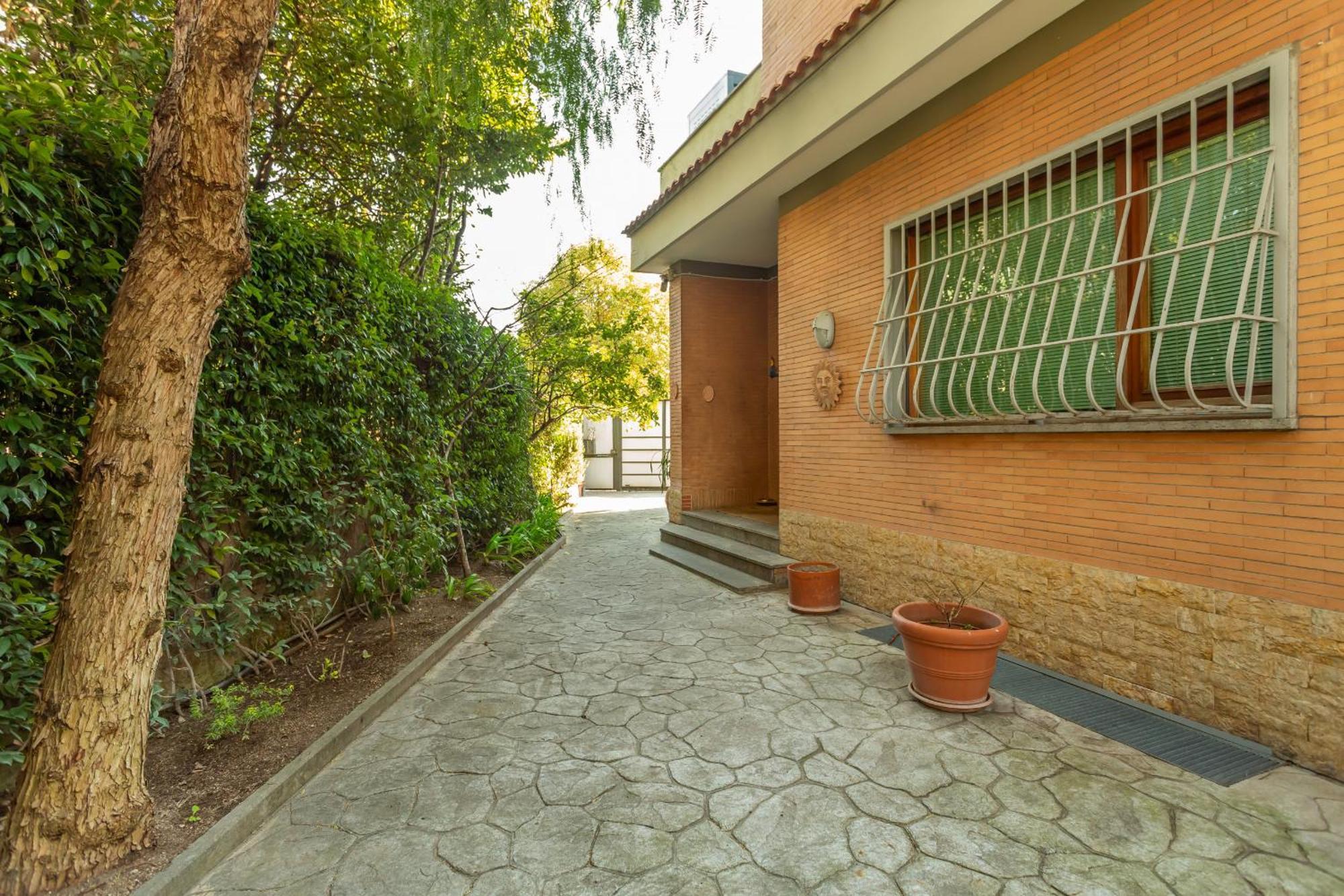 Spacious 4 Bdr With Parking *