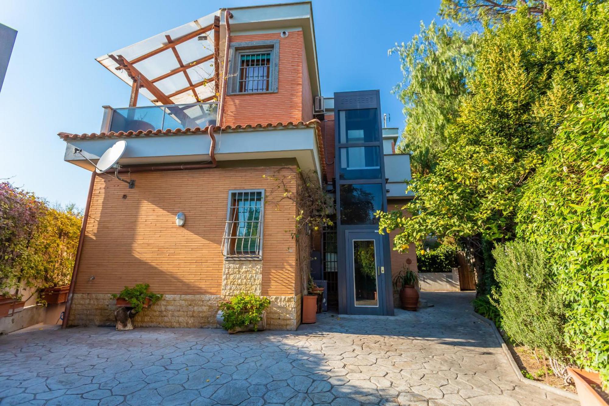 Spacious 4 Bdr With Parking *